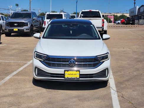 Used 2024 Volkswagen Jetta SEL FWD image 2