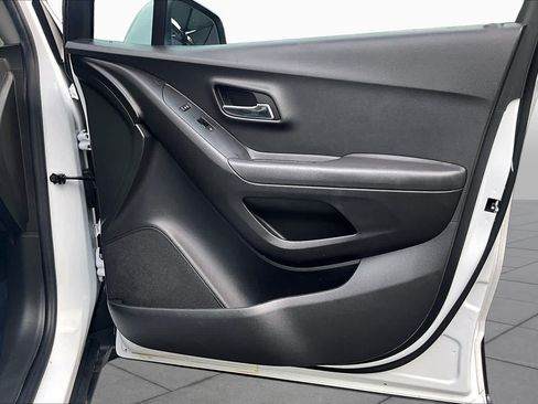 Used 2019 Chevrolet Trax LT w/ LT Convenience Package FWD image 23