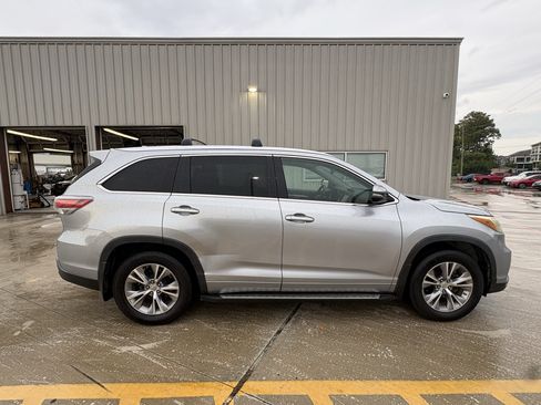Used 2015 Toyota Highlander XLE AWD/4WD image 9