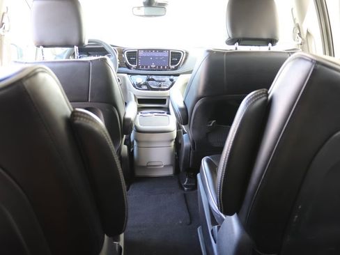 Used 2023 Chrysler Pacifica Limited image 39