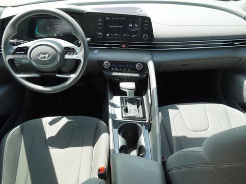 Used 2025 Hyundai Elantra Hybrid FWD image 11