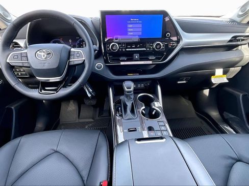 New 2026 Toyota Highlander Platinum image 5