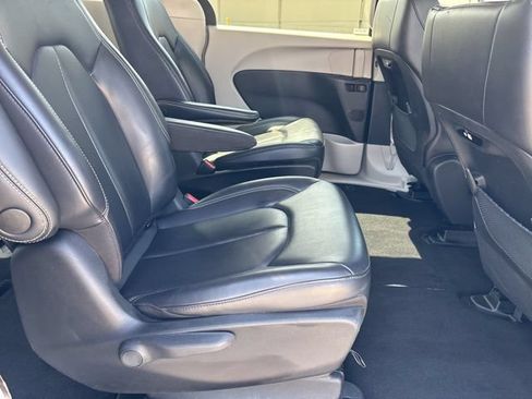 Used 2023 Chrysler Pacifica Touring-L FWD image 4