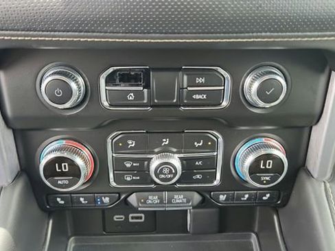 Used 2024 GMC Yukon XL SLT AWD/4WD image 19