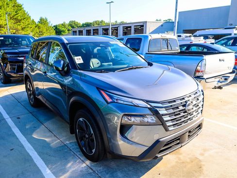 Used 2025 Nissan Rogue SV w/ SV Premium Package FWD image 1