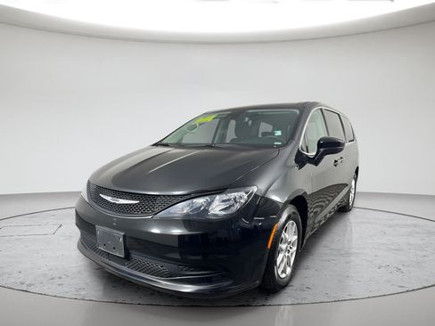 Used 2023 Chrysler Voyager LX FWD image 7