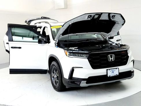 Used 2025 Honda Pilot TrailSport image 9