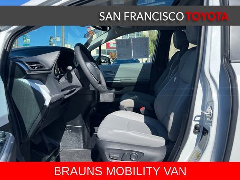 Used 2026 Toyota Sienna XLE FWD image 12