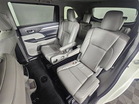 Used 2019 Toyota Highlander XLE image 26