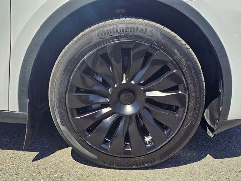 Used 2024 Tesla Model Y Long Range AWD/4WD image 10