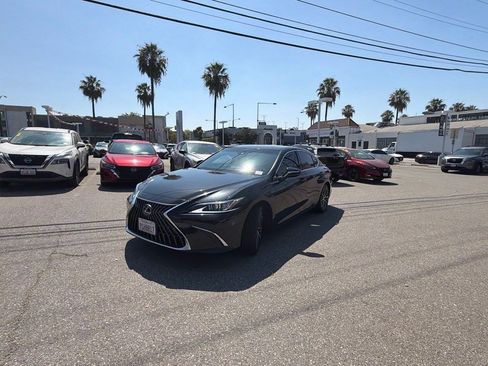 Used 2022 Lexus ES 300h w/ Premium Package FWD image 3