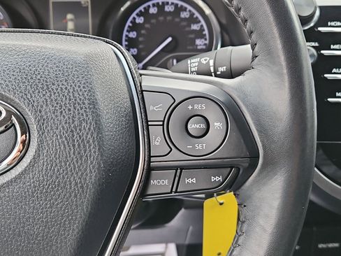 Used 2020 Toyota Camry SE w/ Blackout Package image 27