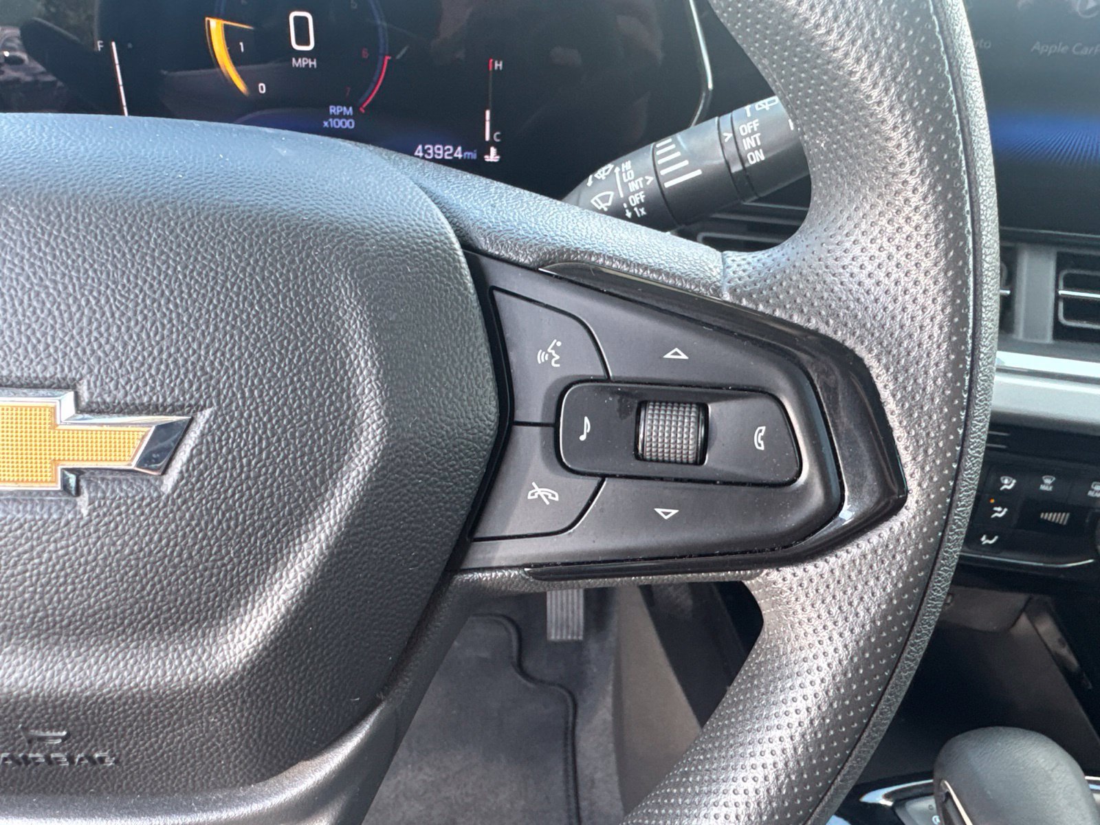Used 2025 Chevrolet Trax LT FWD image 20