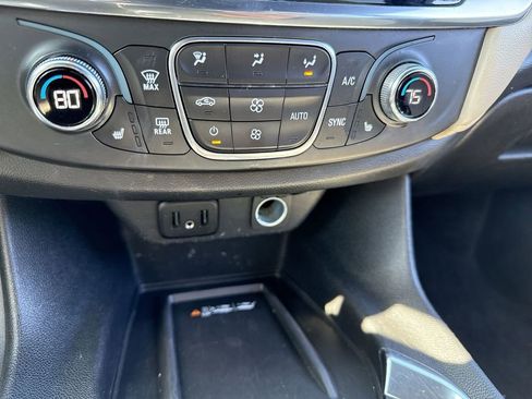 Used 2022 Chevrolet Traverse LT image 19