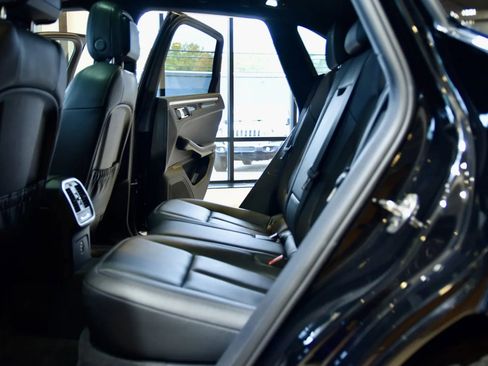 Used 2023 Porsche Macan S image 22