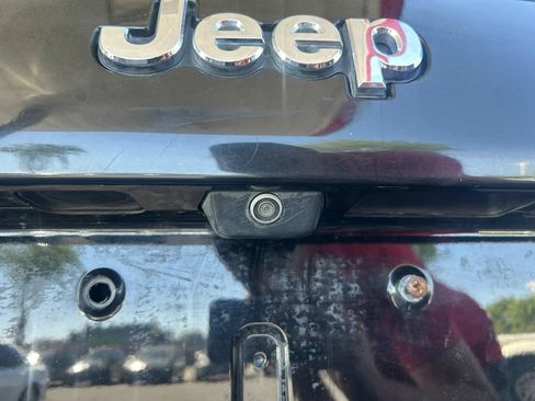 Used 2020 Jeep Cherokee Latitude Plus AWD/4WD image 11