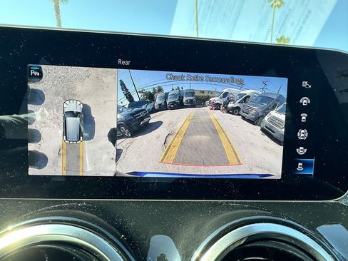 Used 2020 Mercedes-Benz GLB 250 4MATIC w/ Premium Package image 24