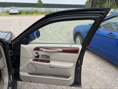 Used 2003 Lincoln Town Car Signature RWD image 27