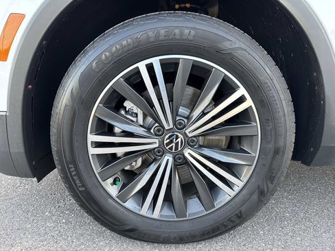 Used 2024 Volkswagen Tiguan SE image 12