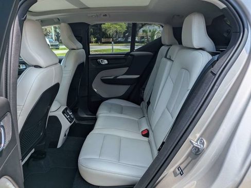 Certified 2024 Volvo XC40 B5 Plus AWD/4WD image 18