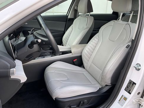 Used 2025 Hyundai Elantra Limited image 10