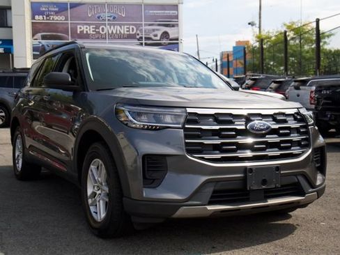 Used 2025 Ford Explorer Active AWD/4WD image 1