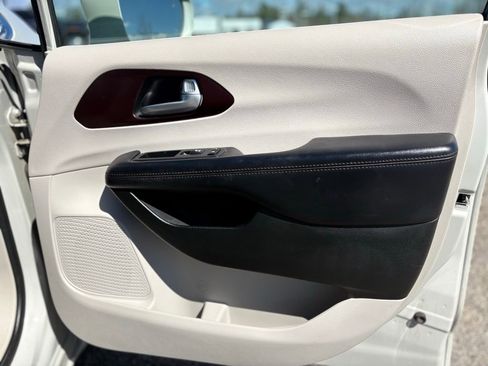 Used 2017 Chrysler Pacifica Limited w/ UConnect Theater Package image 26