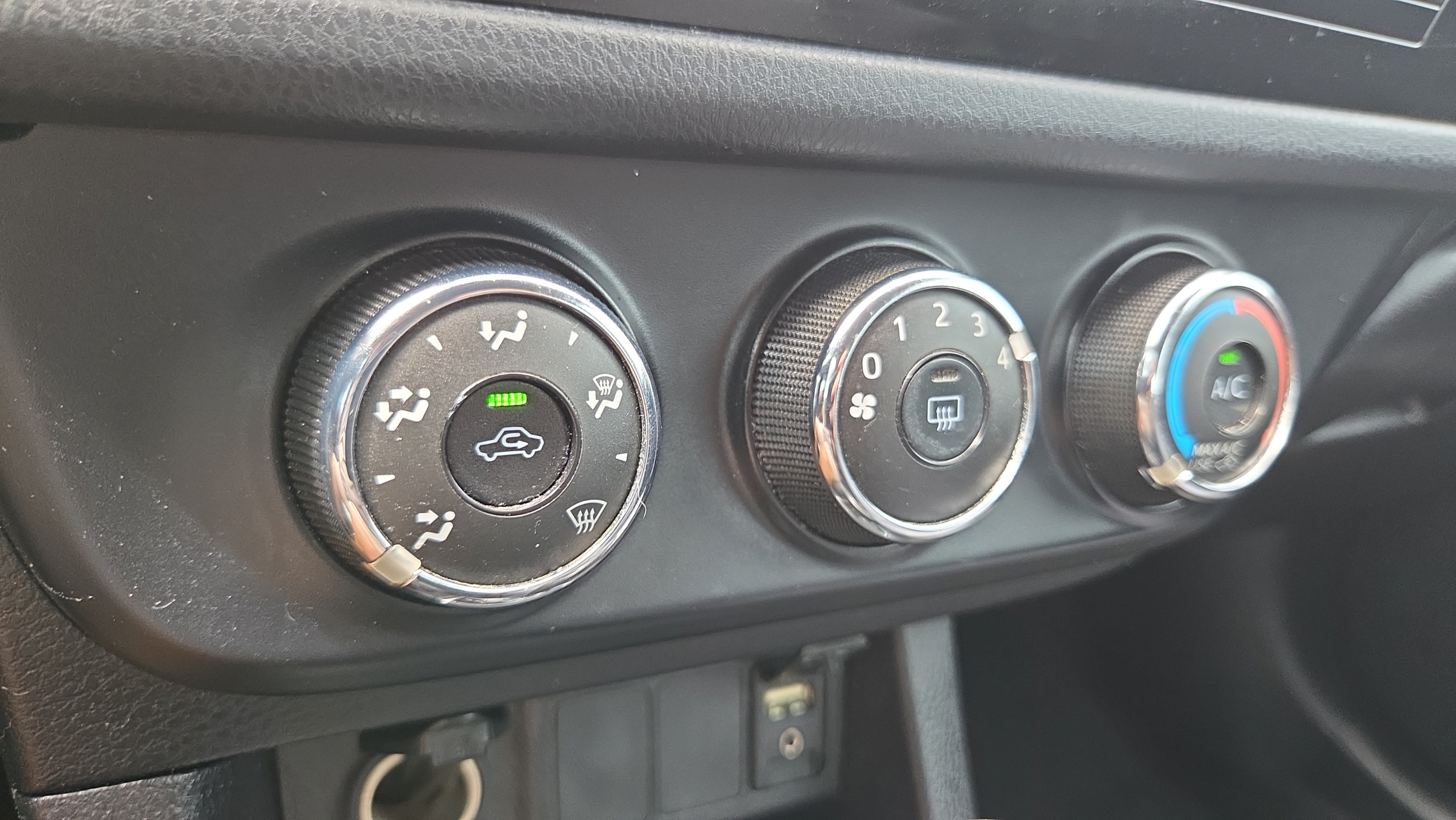 Used 2015 Toyota Corolla L FWD image 17