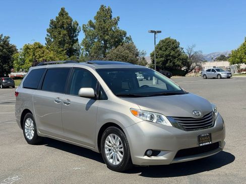 Used 2015 Toyota Sienna XLE Premium FWD image 19