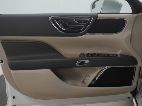 Used 2017 Lincoln Continental Select w/ Climate Package image 18