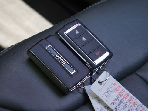 Used 2023 Jeep Grand Cherokee L Laredo AWD/4WD image 35