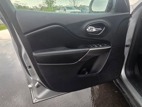 Used 2019 Jeep Cherokee Latitude w/ Cold Weather Group AWD/4WD image 24