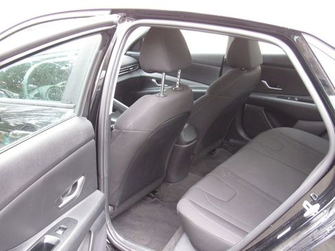 Used 2022 Hyundai Elantra SEL image 12