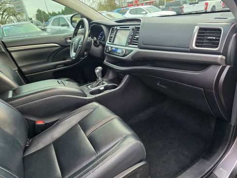 Used 2018 Toyota Highlander SE image 31