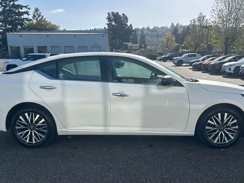 Used 2025 Nissan Altima 2.5 SV FWD image 4