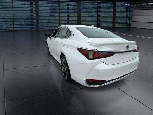Certified 2025 Lexus ES 300h w/ Premium Package image 6