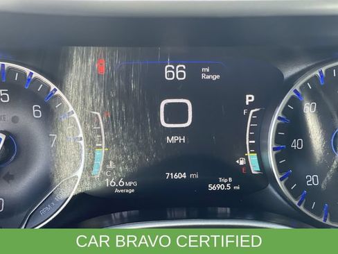 Used 2023 Chrysler Pacifica Touring FWD image 12