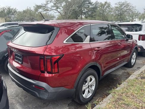 Used 2023 Kia Sorento LX image 4