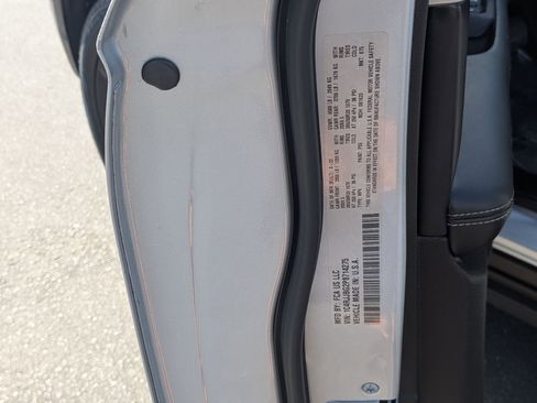 Used 2023 Jeep Grand Cherokee L Limited w/ Black Appearance Package image 39