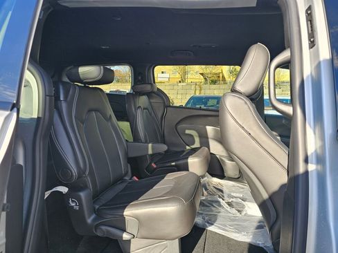 New 2026 Chrysler Pacifica Select image 14