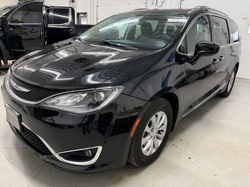 Used 2018 Chrysler Pacifica Touring-L image 1