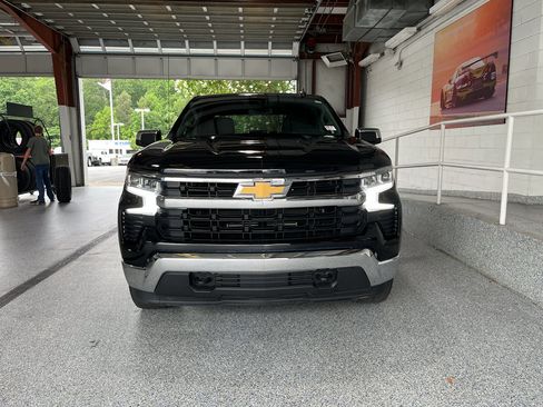 Used 2023 Chevrolet Silverado 1500 LT AWD/4WD image 2