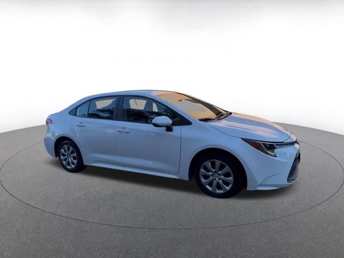 Used 2025 Toyota Corolla LE image 2