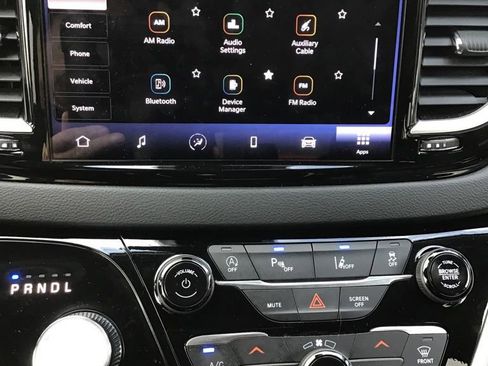 Used 2023 Chrysler Pacifica Touring-L image 11