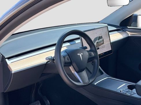 Used 2025 Tesla Model Y Long Range AWD/4WD image 9