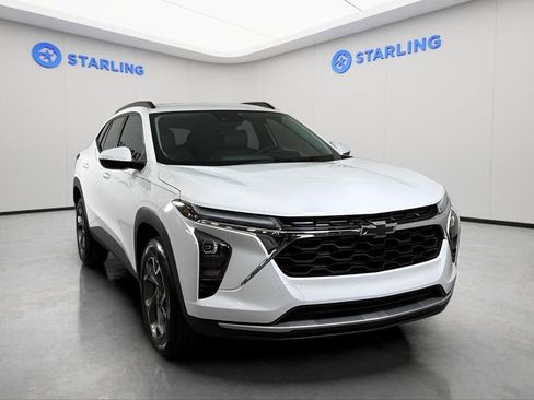 Certified 2025 Chevrolet Trax LT w/ Driver Confidence Package FWD image 15