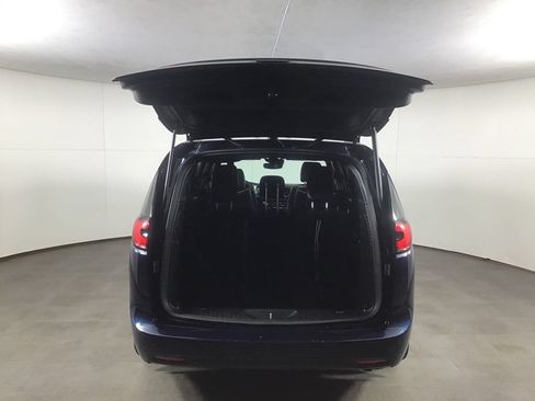 Used 2023 Chrysler Pacifica Limited w/ Uconnect Theater Family Group FWD image 18