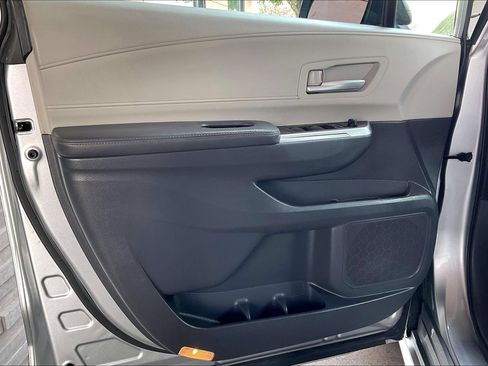 Used 2022 Toyota Sienna XLE w/ XLE Plus Package FWD image 19
