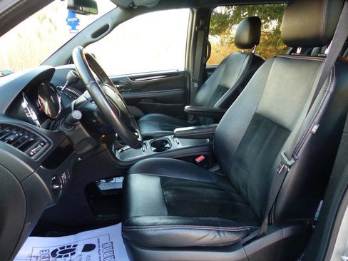 Used 2016 Dodge Grand Caravan SXT image 21