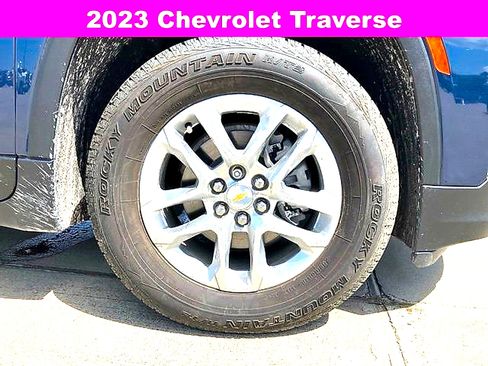 Used 2023 Chevrolet Traverse LS FWD image 10